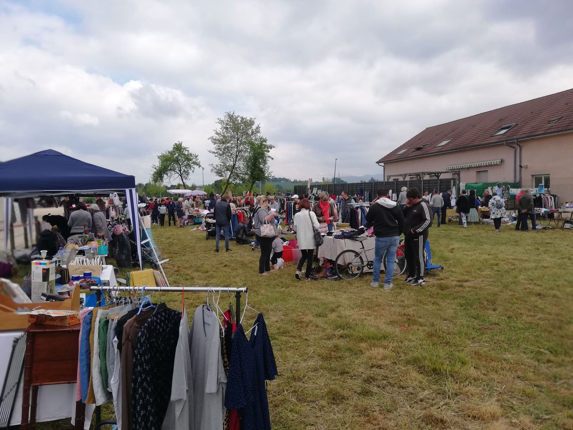 Vide Grenier : entre bonne humeur et trouvailles